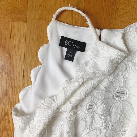 White Scalloped Daisy Dress - Picture 3 of 3